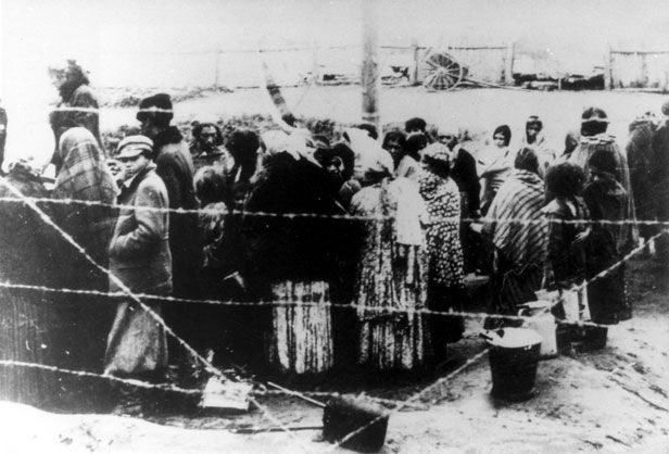 Rómovia v koncentračnom tábore Bergen-Belsen.