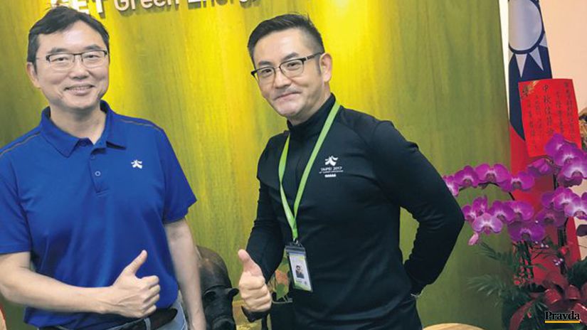 Kremíkový guru Long-Jin Li (vpravo) a jeho...