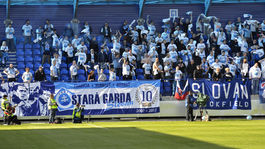 VIDEO: Pomsta slovanistov! Pred domom človeka zo SFZ hádzali delobuchy