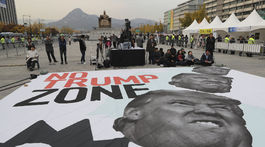 Trump je v Kórei. Potrebné je podľa neho vyriešiť hrozbu zo strany KĽDR