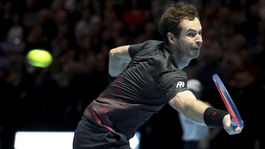 Bedrový kĺb s kovovým implantátom drží. Murray je späť