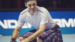 VIDEO: Legenda v kilte, Glasgow na nohách. Federer hral v škótskej sukni