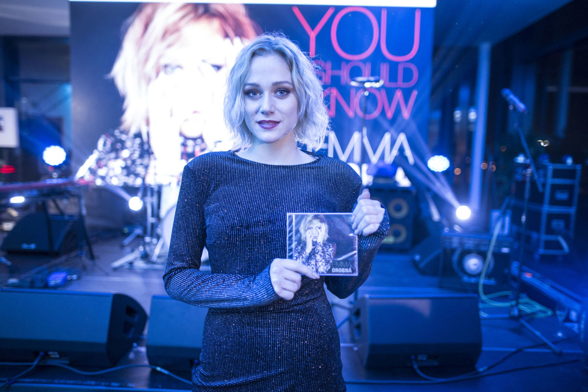 Speváčka Emma Drobná so svojím debutovým cédečkom.