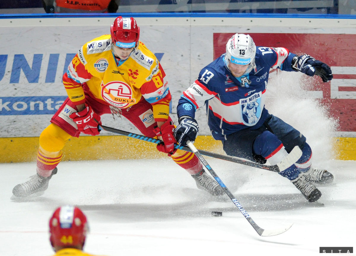 Michal Krištof (vpravo) v drese HK Nitra.