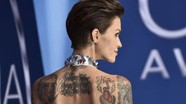 Modelka a herečka Ruby Rose odhalila chrbát plný tetovaní. 