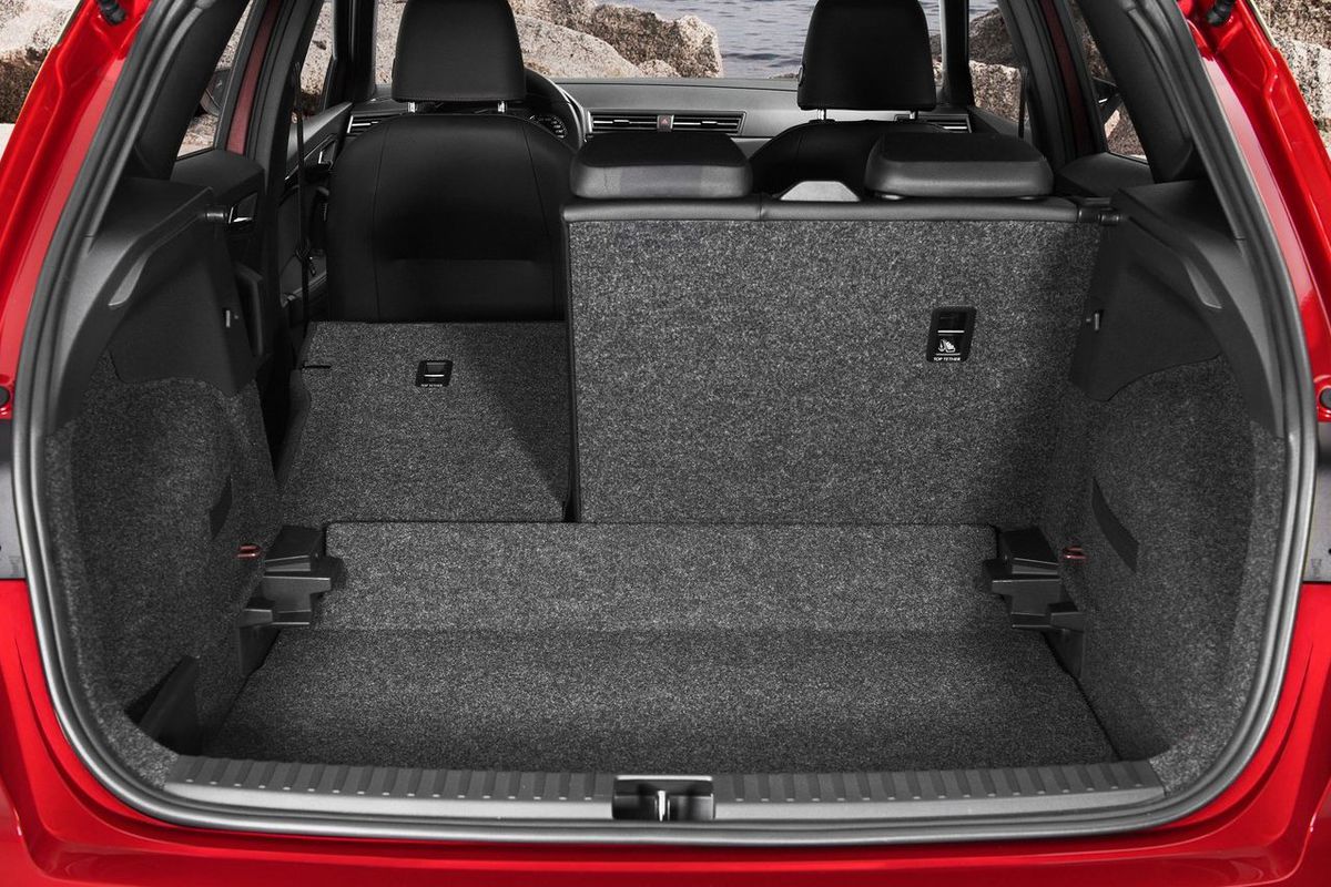 V kufri odvezie Arona 400 litrov batožín, čo je...