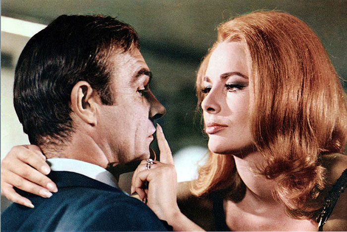 Karin Dor po boku Seana Conneryho v bondovke...