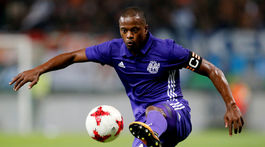 Kopol fanúšika do hlavy. Evra dostal dištanc, pokutu i vyhadzov z klubu