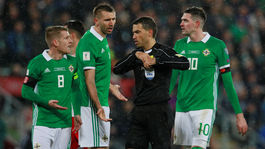 Šok v Belfaste! Pozrite sa, ako "zarezal" rozhodca domácich Severných Írov