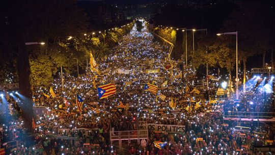 Stovky tisíc ľudí žiadali v Barcelone prepustenie uväznených separatistických lídrov
