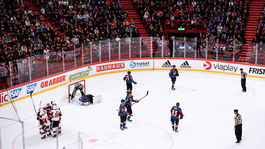 NHL po švédsky. Zámorské hviezdy zatienila speváčka bez podprsenky