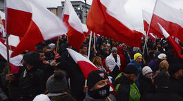 Pochod pravicových extrémistov v Poľsku pritiahol tisícky ľudí