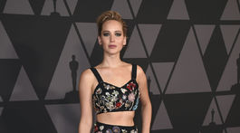 Herečka Jennifer Lawrence v kreácii z ateliéru Alexander McQueen. 