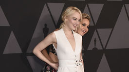 Herečky Emma Stone (v popredí) a Jennifer Lawrence.