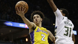 Ball prekonal Jamesa, šampióni zmietli z palubovky Philadelphiu