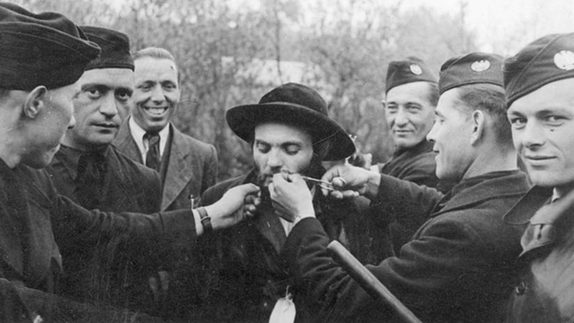 Príslušníci Hlinkovej gardy šikanujú Lipu Bauma...