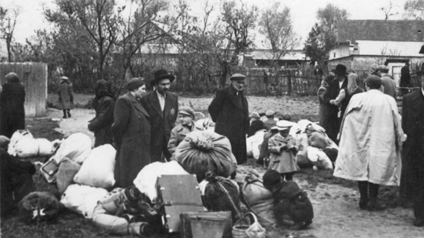Židia pred deportáciou do táborov smrti.