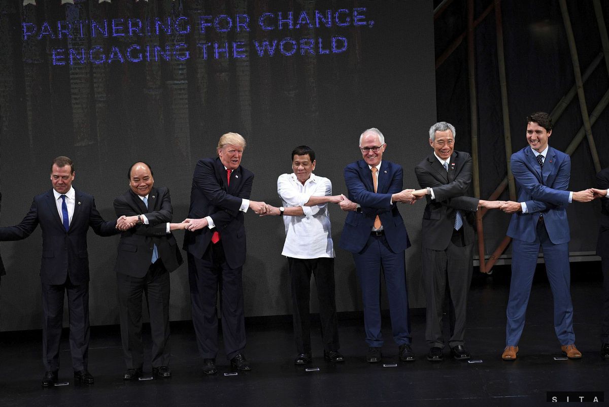 Zľava doprava: Ruský premiér Dmitrij Medvedev,...