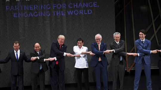 Trump na summite ASEAN sľúbil zníženie obchodného deficitu USA