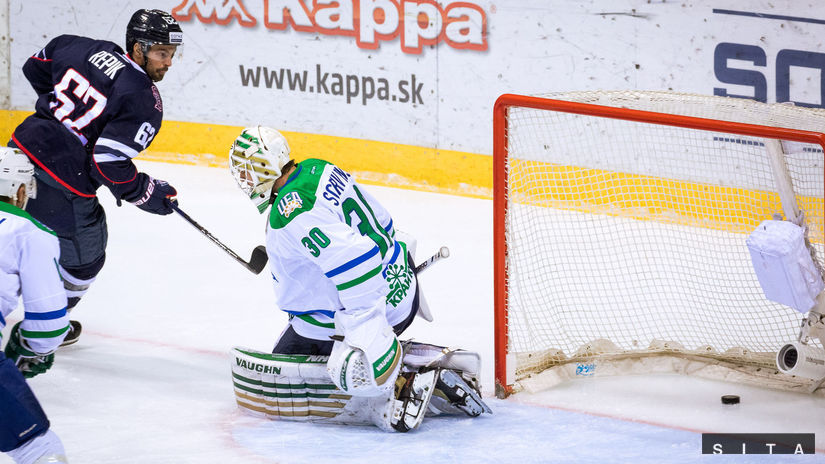 Slovanista Michal Řepík prekonáva brankára Ufy...