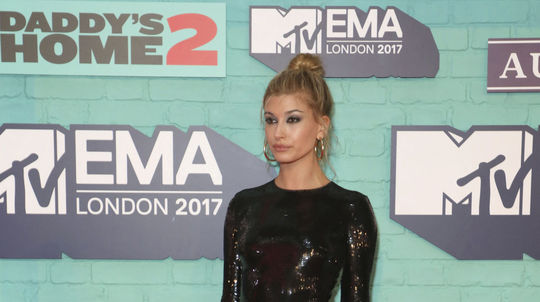 Modelka Hailey Baldwin prišla v minišatách Tom...