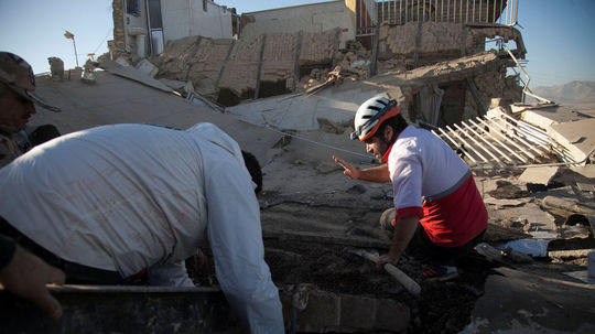 Iránci v USA nemôžu kvôli sankciám pomôcť obetiam zemetrasenia