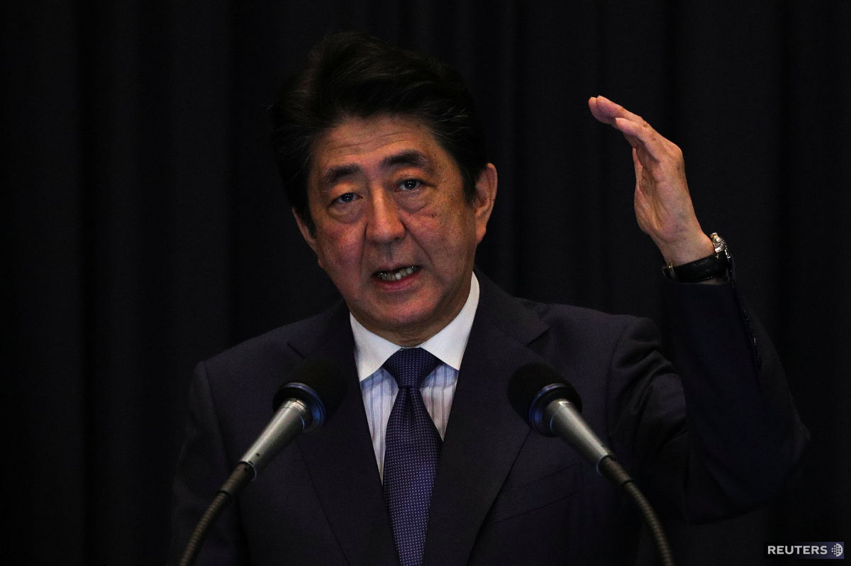 Japonský premiér Šinzó Abe počas summitu...