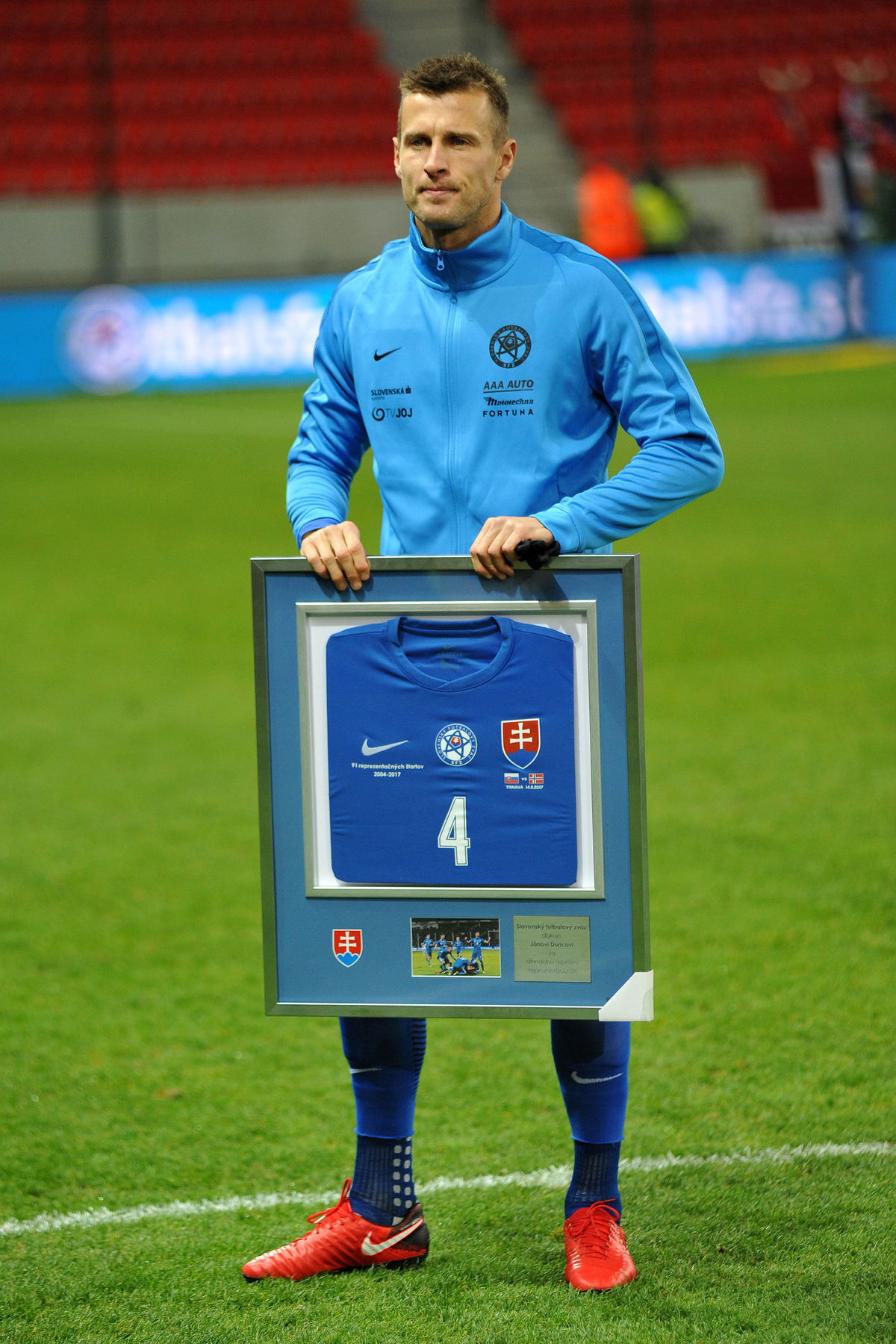 Ján Ďurica s pamätnou plaketou.