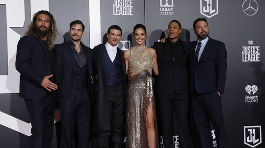 Zľava:  Jason Momoa, Henry Cavill, Ezra Miller,...