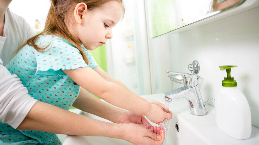 umývanie rúk matka dcéra