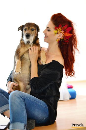 Eve Vokounovej (29), autorke záušníc, asistuje...