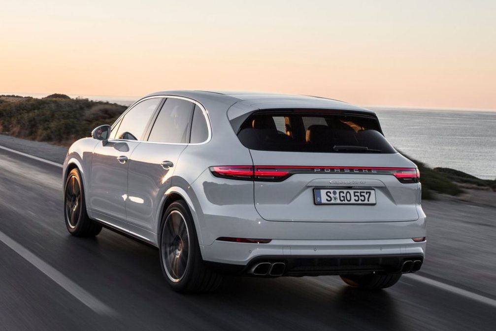 Vzadu nechýbajú štyri koncovky výfukov a nápis...