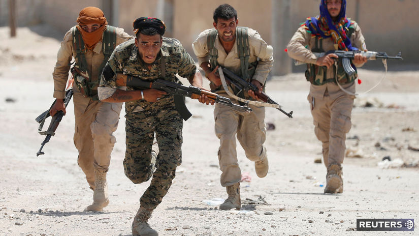 Na archívnej snímke kurdskí bojovníci.