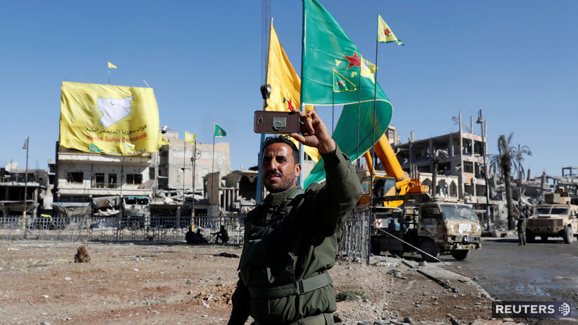 Sýrsky bojovník v meste Rakka.