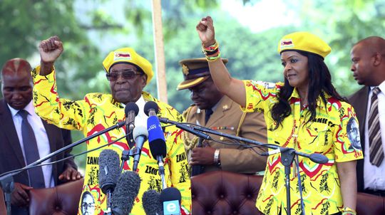 Za Mugabeho sedeli vo vláde. Teraz dvoch ministrov zo Zimbabwe obvinili z korupcie