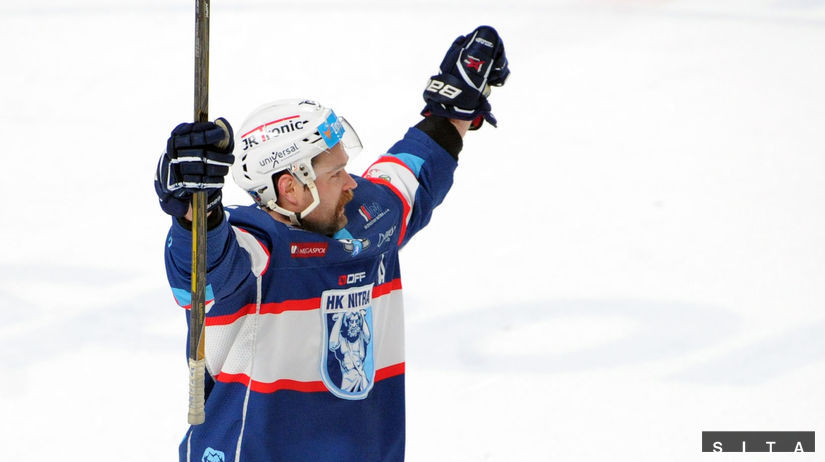 Jameson Milam z HK Nitra sa teší po góle do...