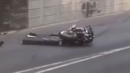 VIDEO: Tragédia v Makau. Motocyklista po páde zahynul, odletela mu prilba