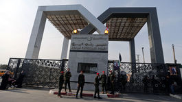 Egypt otvoril priechod s Pásmom Gazy, odchádzajú tisíce Palestínčanov