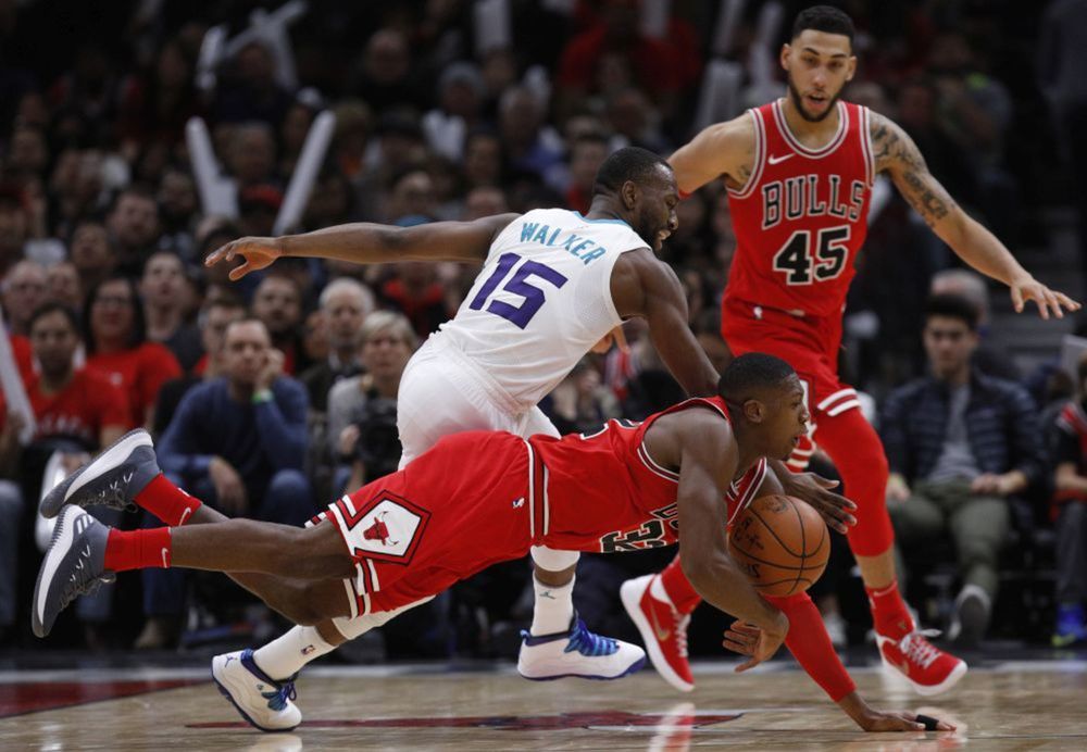 Kemba Walker z Charlotte bojuje o loptu s...