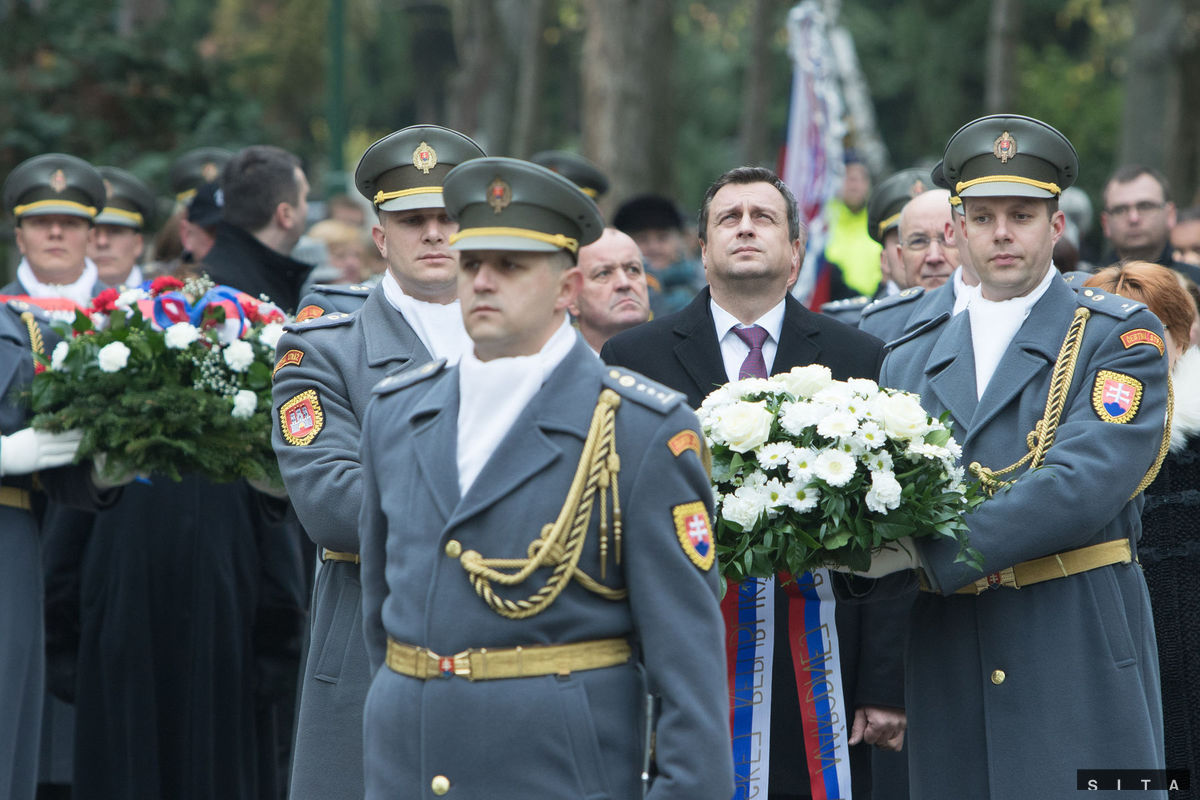 Predseda NR SR Andrej Danko (druhý sprava)...