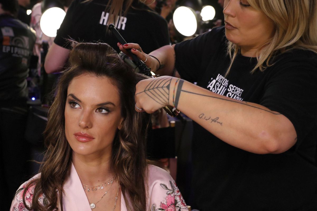 Alessandra Ambrosio v zákulisí šou...