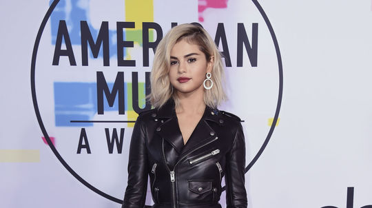 Selena Gomez v kožených šatách Coach. 