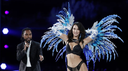 Topmodelka Bella Hadid kráča popri spevákovi...