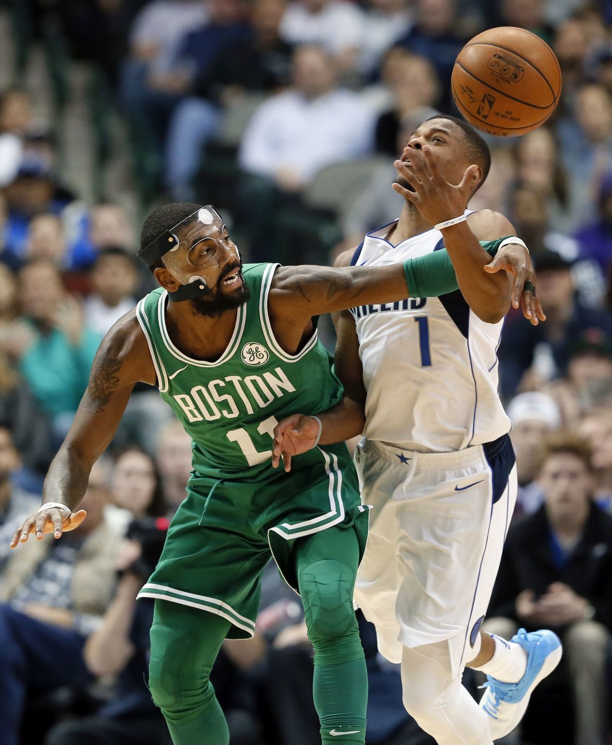 Hviezda Bostonu Kyrie Irving (vľavo) v súboji s...