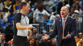 NBA trestala. Trénerovi rupli nervy, počas zápasu zaútočil na rozhodcu