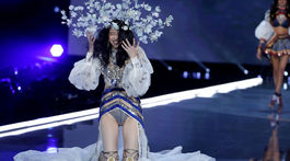 Modelka Ming Xi padla počas chôdze na móle na prehliadke Victoria´s Secret. 