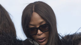Utrápená Naomi Campbell na pohrebe. 