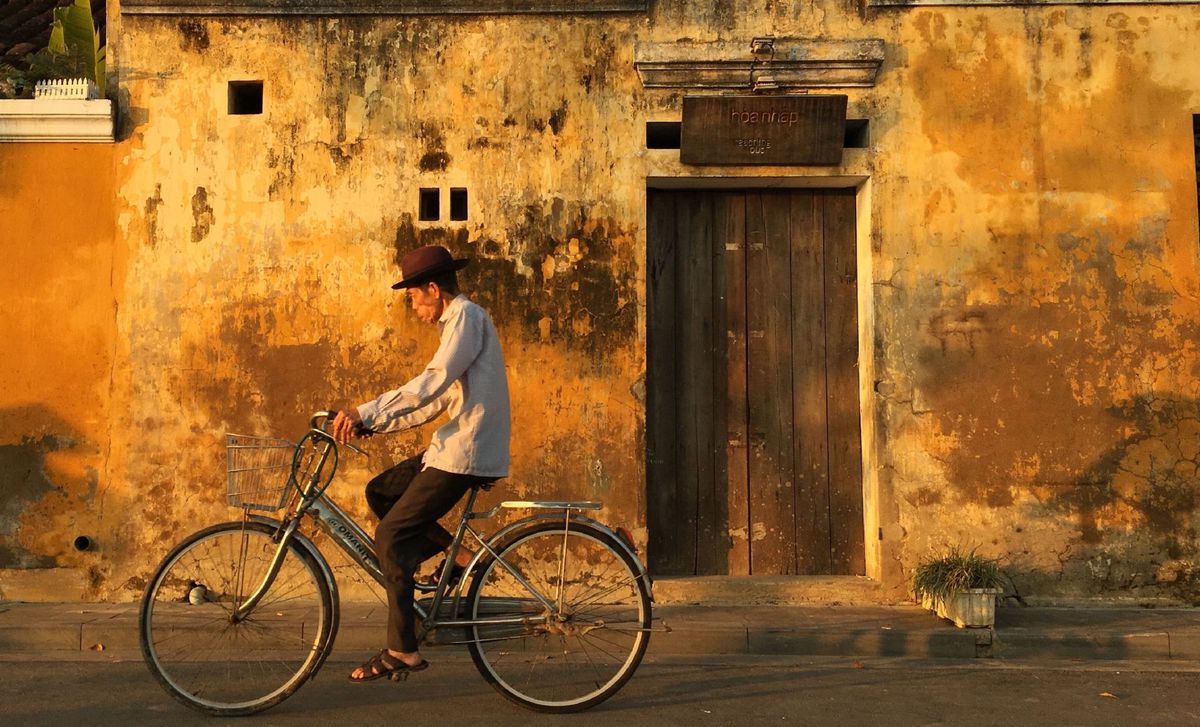 Cyklista v historickom centre vietnamského Hoi...