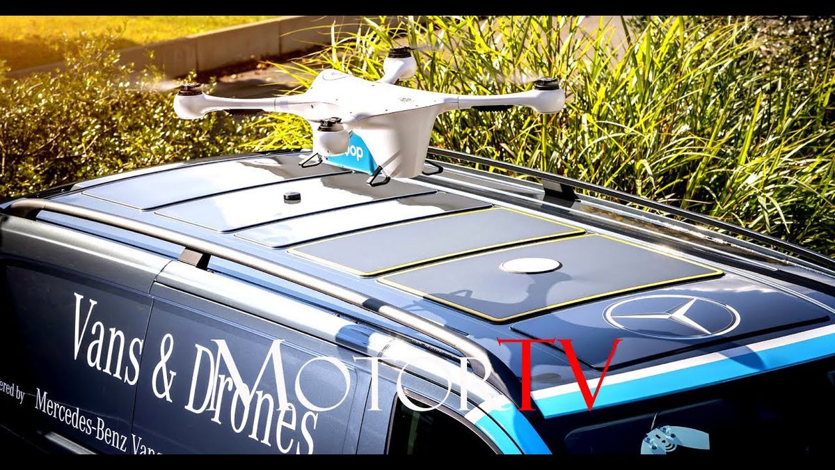 Dron doručí tovar k distribučnému vozidlu. Auto...