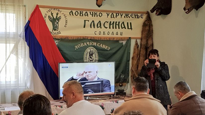 Bosnianski Srbi pozerajú priamy prenos zo súdu...